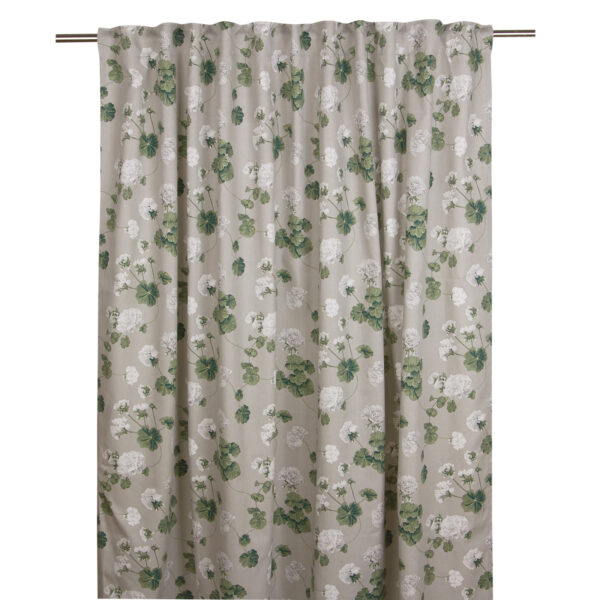 Ljust grå gardin med motiv av pelargoner. 100% bomull.