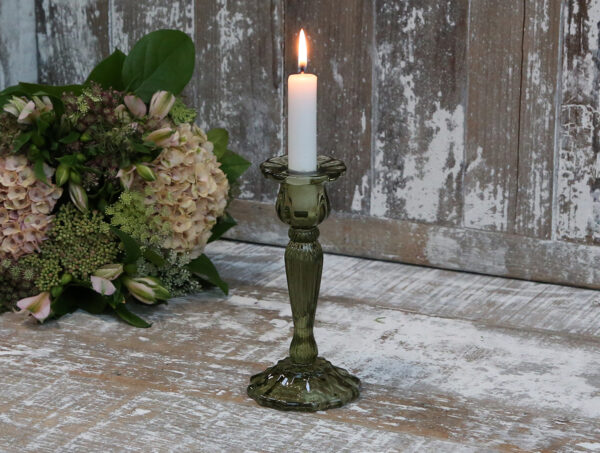 Olivgrön ljusstake i glas. 18 cm hög.