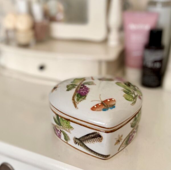 Porcelain box Garden