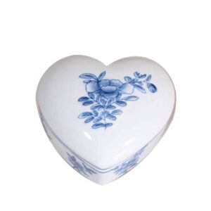 Heart-shaped porcelain box from Simply Scandinavia